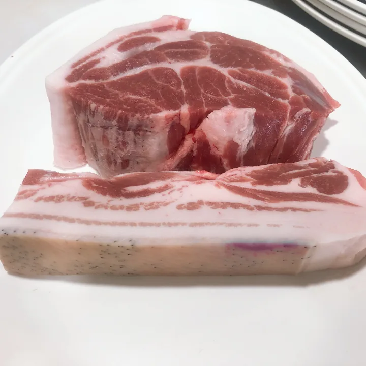 白い皿に盛られた厚切り豚肉二種