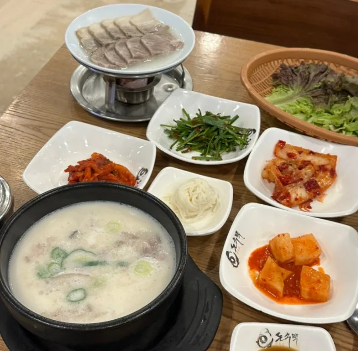 豚寿百 弘大直営店 — クッパとゆで豚を囲む副菜
