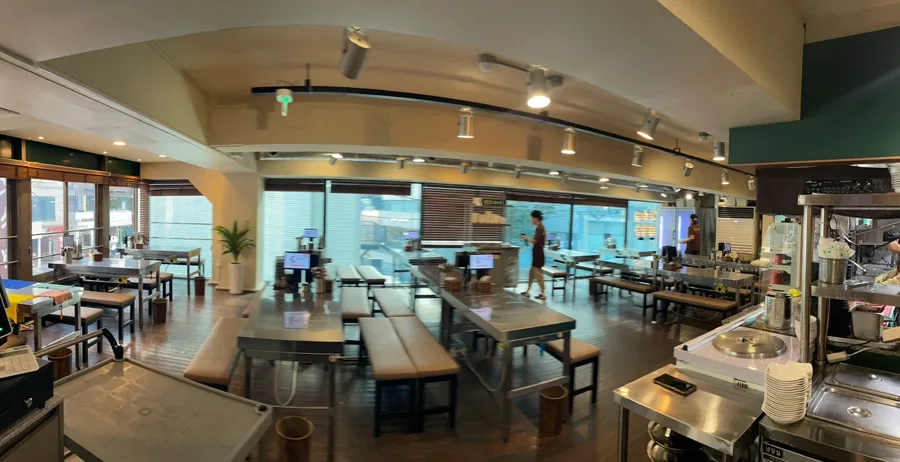豚寿百 弘大直営店 — 広い店内に並ぶテーブル席