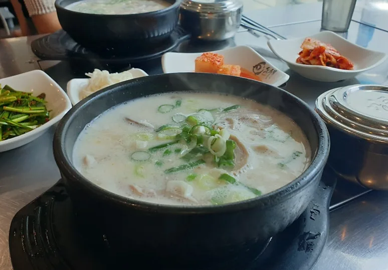 ねぎをのせた白い豚肉スープ