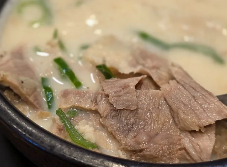 白いスープの中のやわらかい豚肉