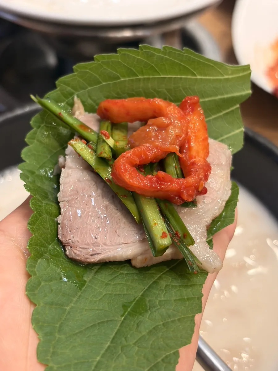 葉野菜で包んだゆで豚と薬味