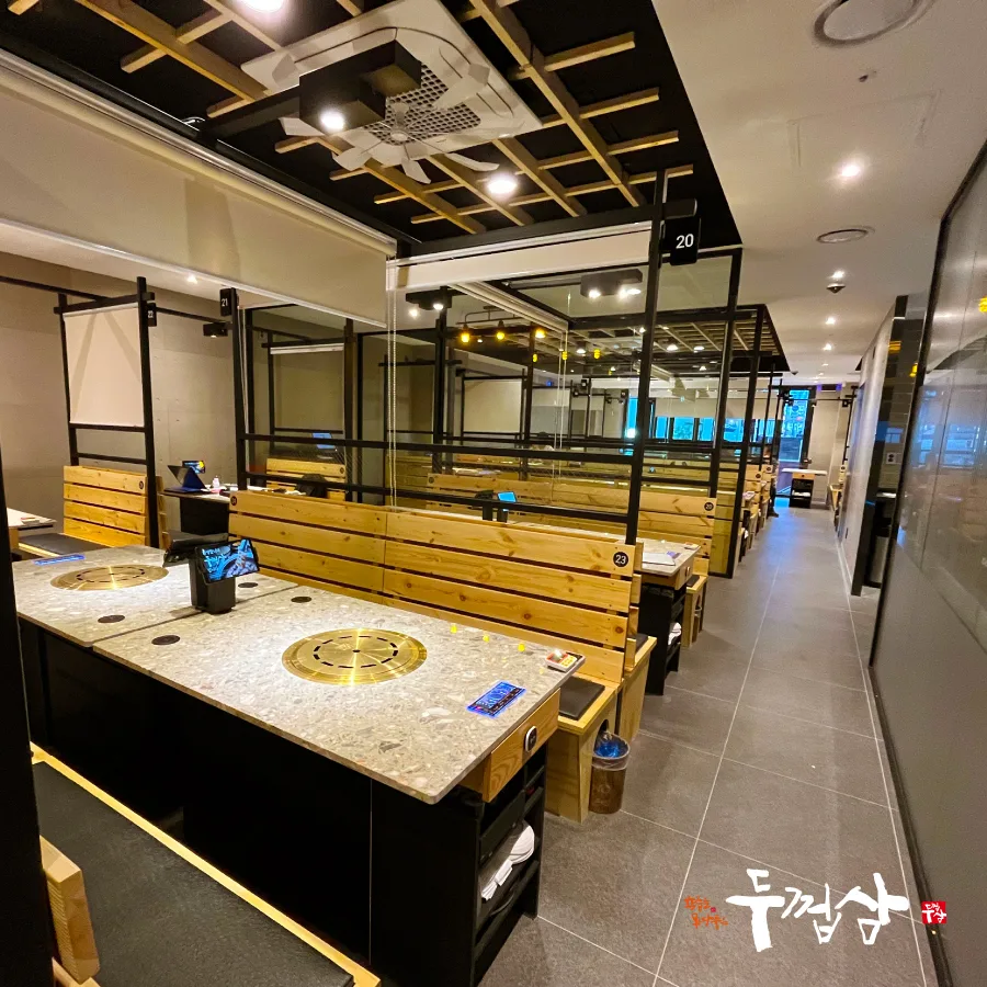 DOOKUPSAM 明洞直営店 — 木の仕切りが続く広い店内