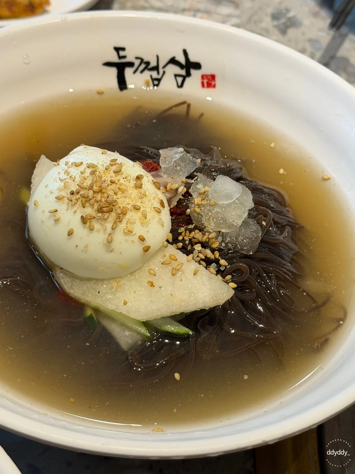 DOOKUPSAM 明洞直営店 — ゆで卵をのせた葛入り水冷麺