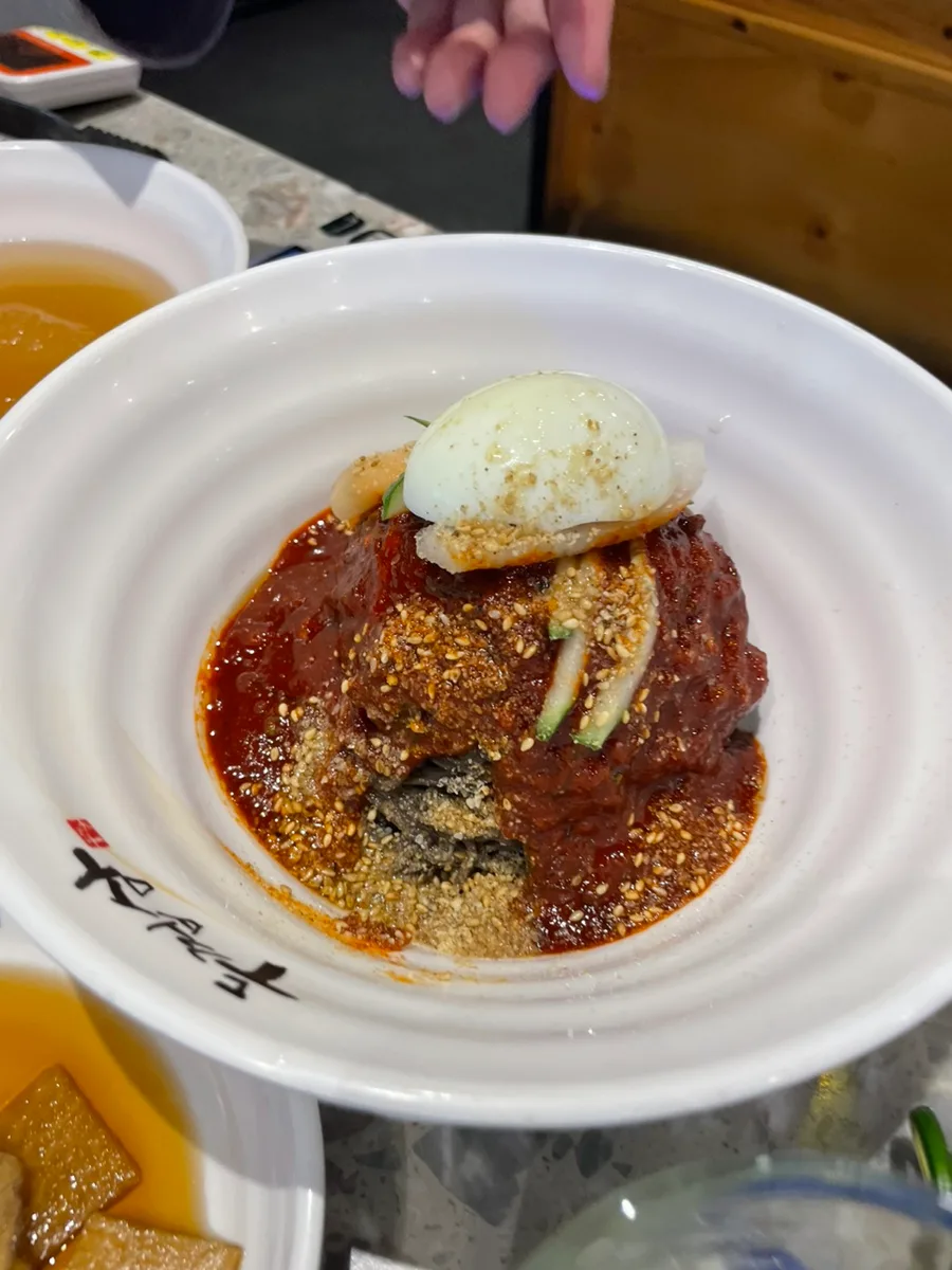 甘辛いたれのビビン冷麺