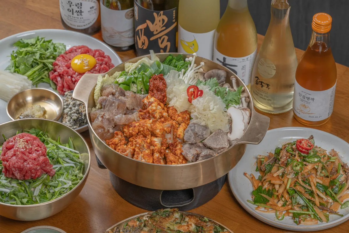 トオンジョン 弘大店 — 鍋料理とユッケが並ぶ食卓