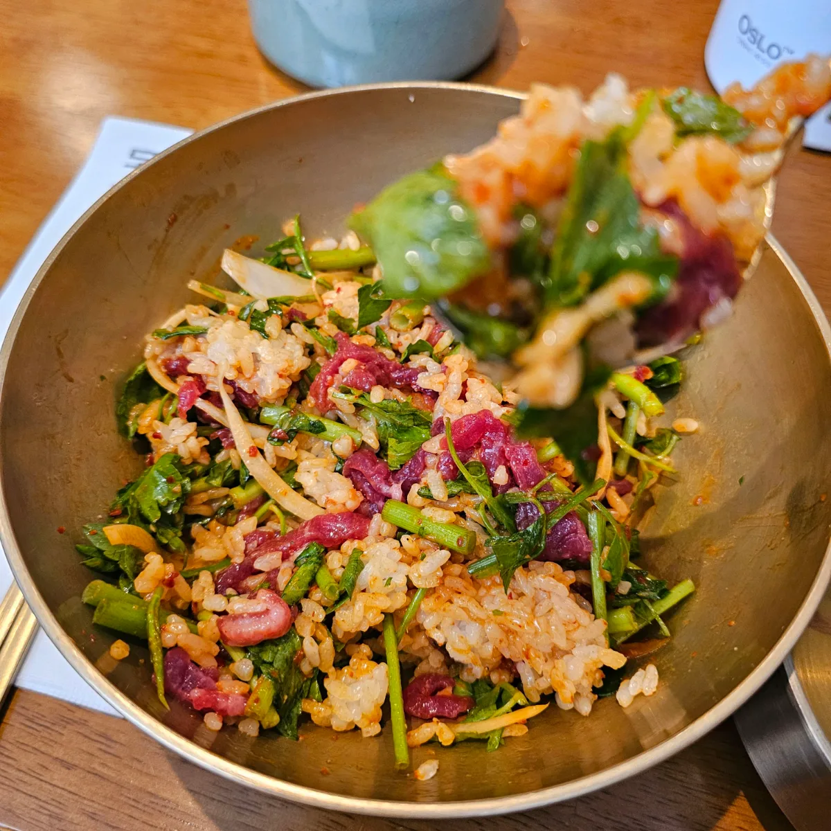 トオンジョン 弘大店 — ユッケと野菜を混ぜたご飯