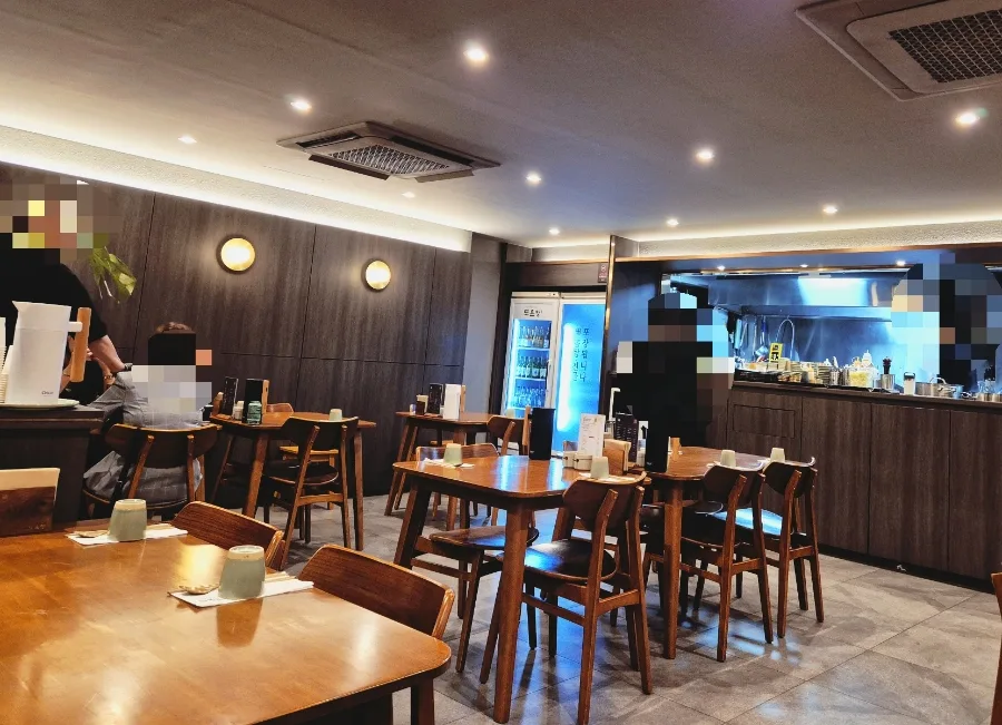 トオンジョン 弘大店 — 木のテーブルが並ぶ店内