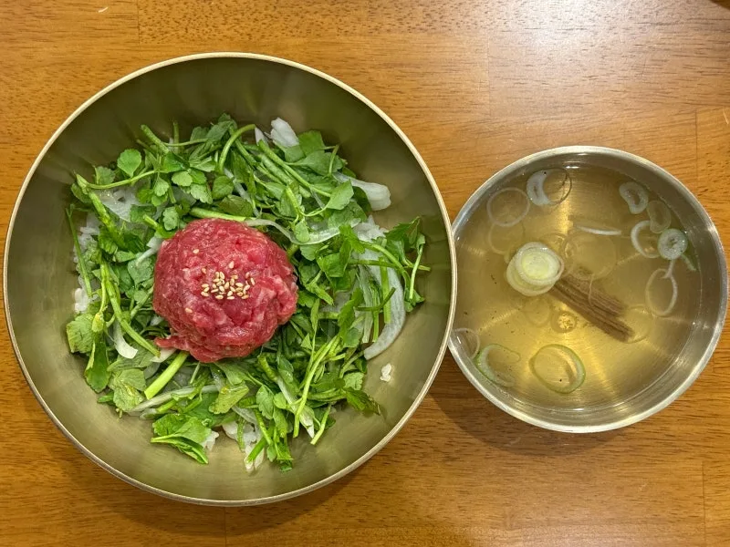 ユッケと野菜をのせたご飯