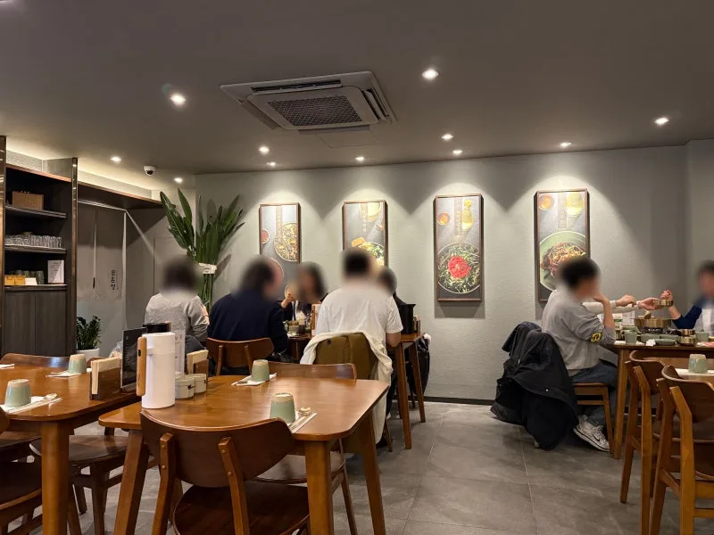 木のテーブルが並ぶ店内