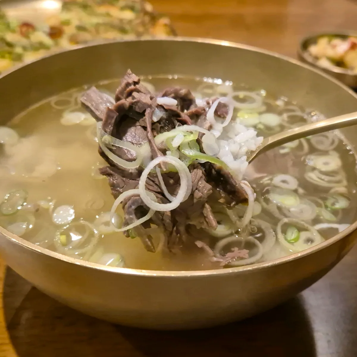 牛肉とねぎをすくったコムタン