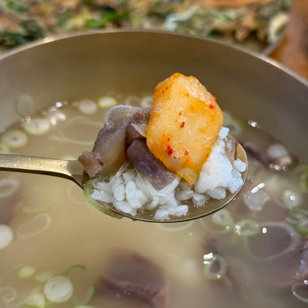 コムタンのご飯にのせたカクテキ