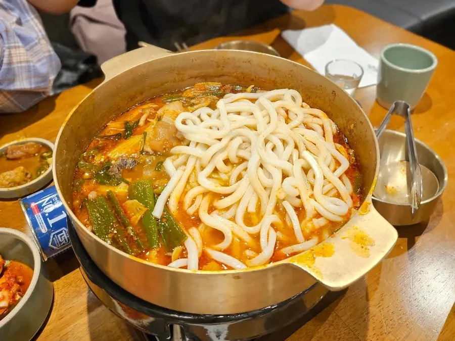 うどんを加えたモツ鍋