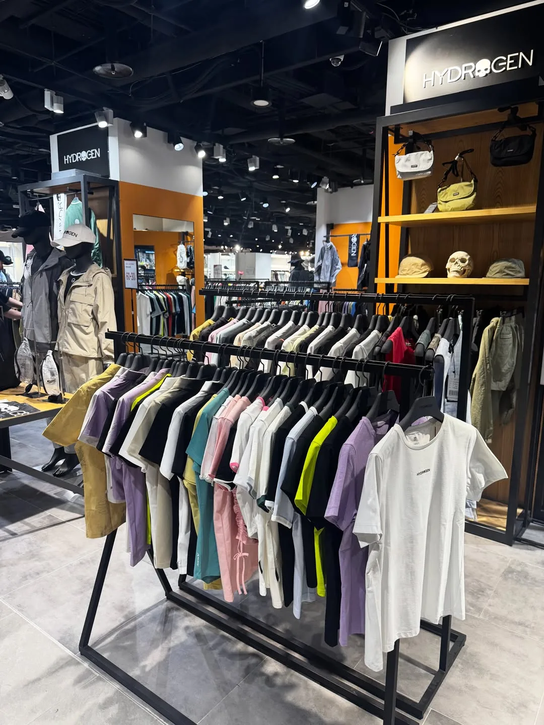 衣類ラックが並ぶ売り場