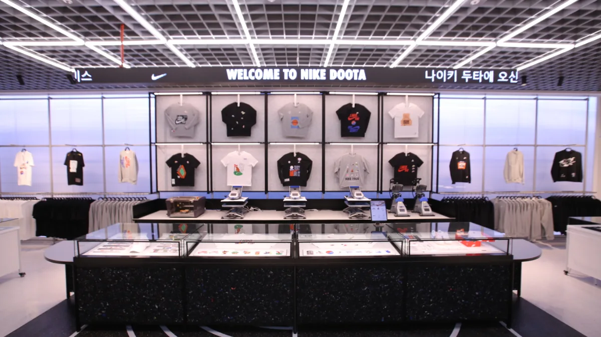 DOOTA MALL — ナイキ売場に並ぶスポーツ服