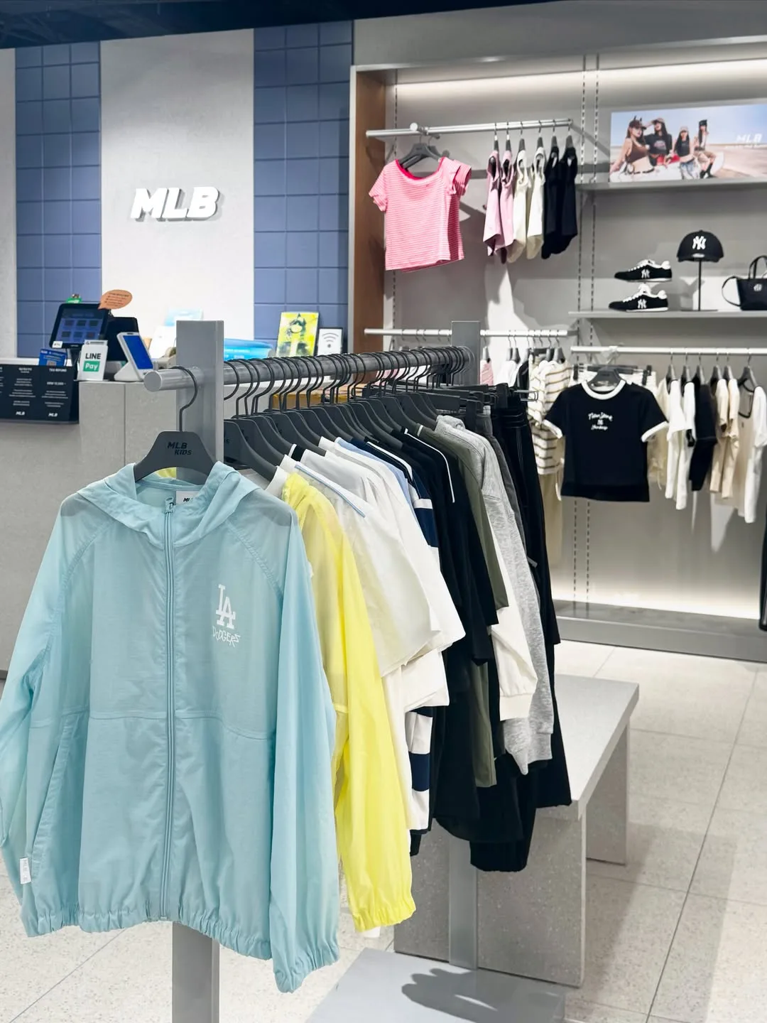 淡色スポーツ服の売り場