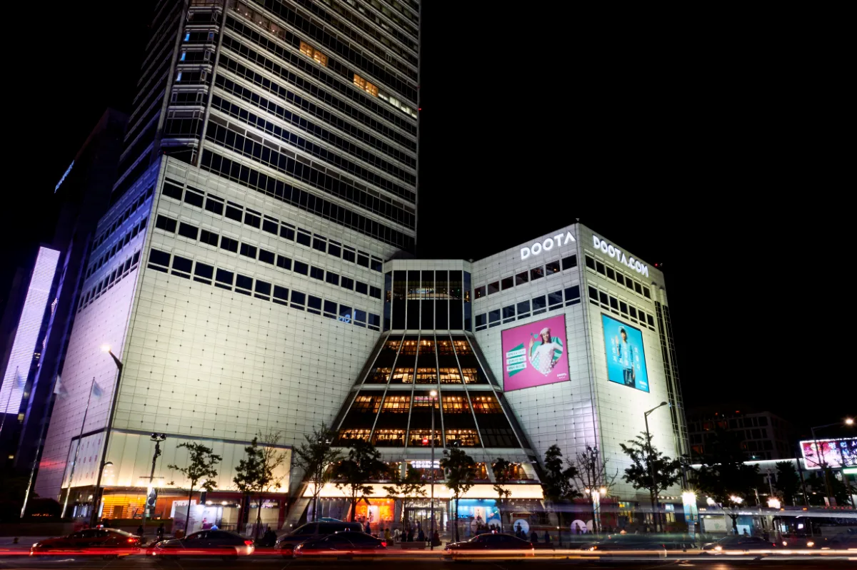 DOOTA MALL — 夜景に浮かぶDOOTAの建物