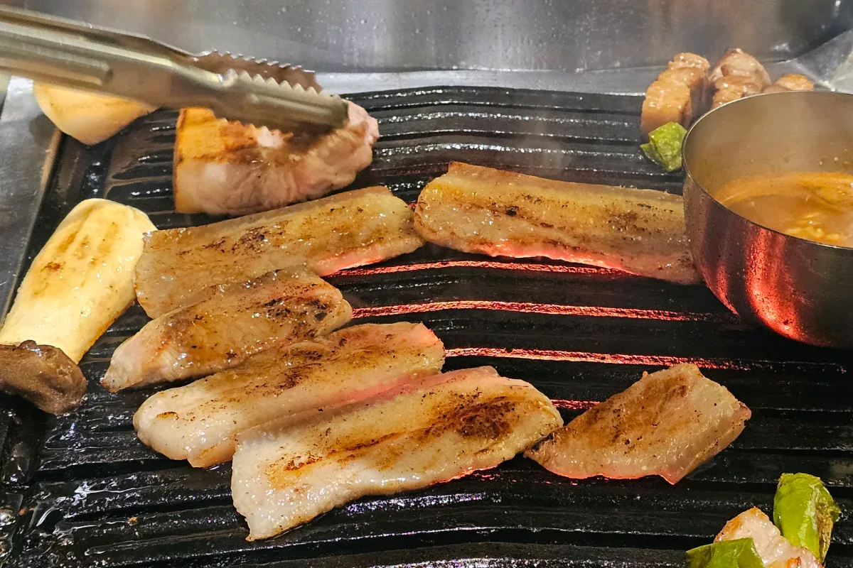 鉄板で焼く厚切り豚肉