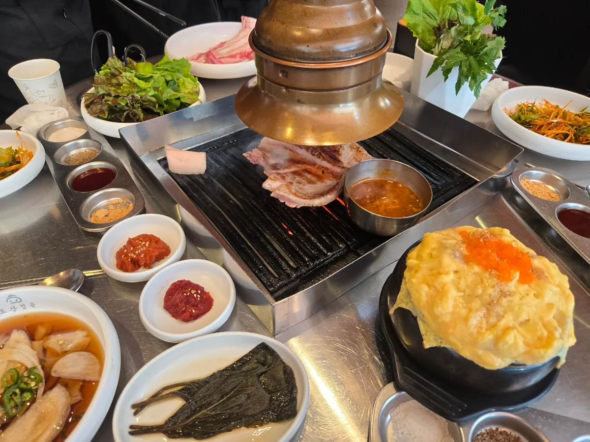 蒸し卵と豚肉が並ぶ食卓