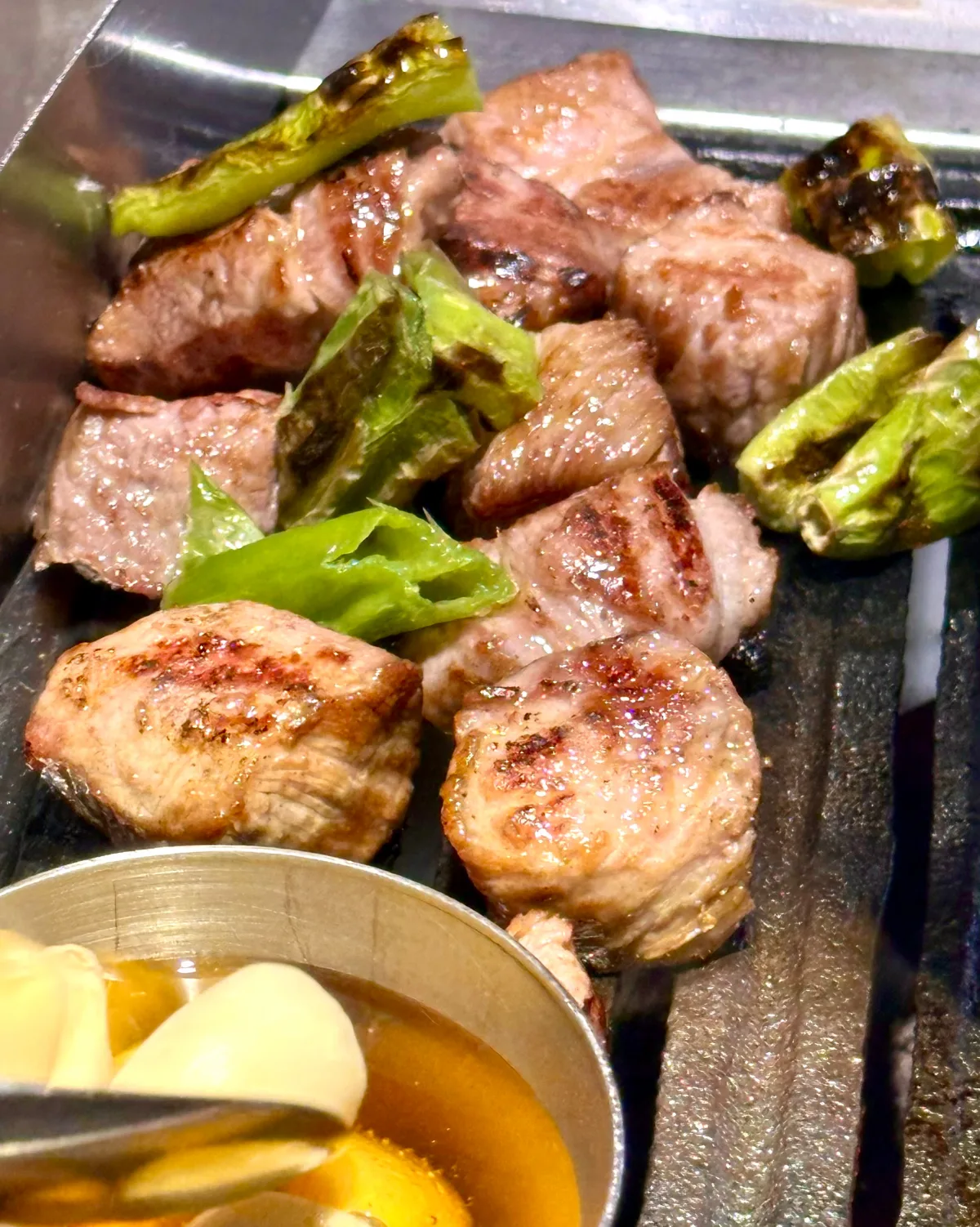 島山精肉 清潭本店 — 焼き目の付いた厚切り豚肉