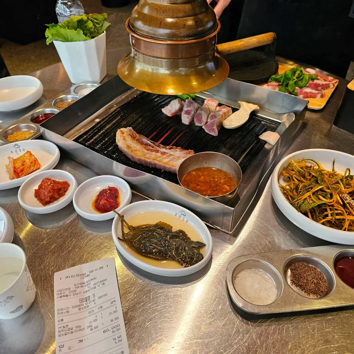 豚肉と副菜が並ぶ鉄板