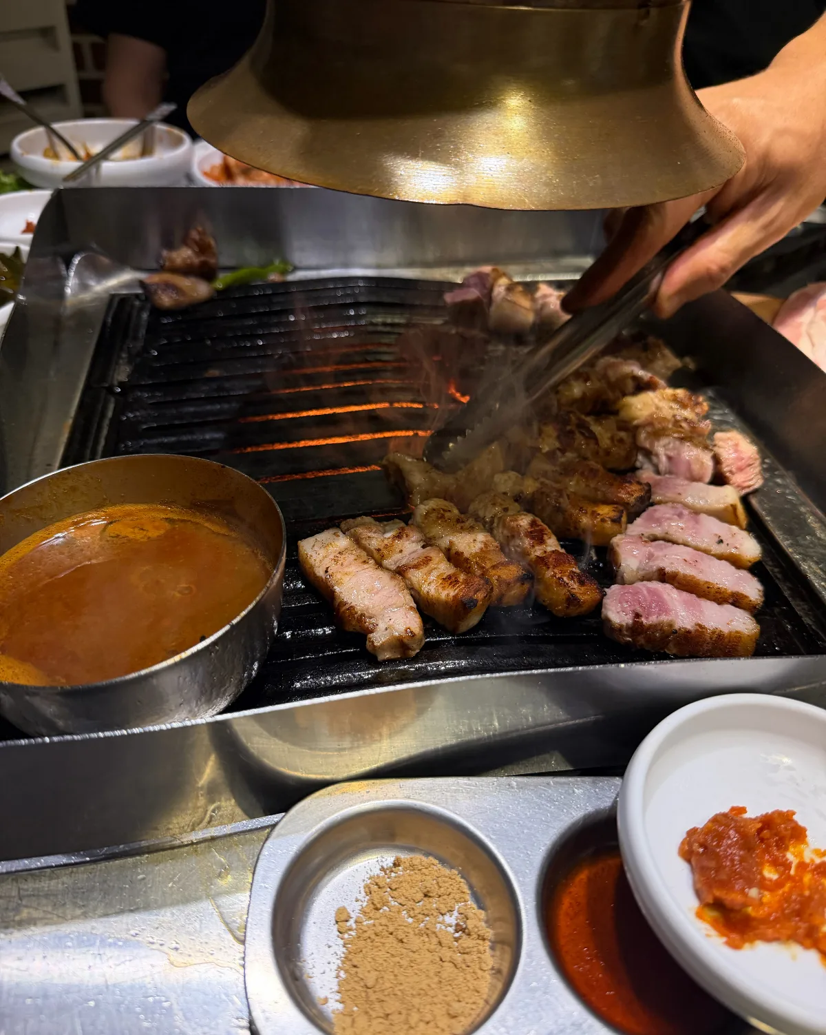 鉄板で焼かれる豚肉