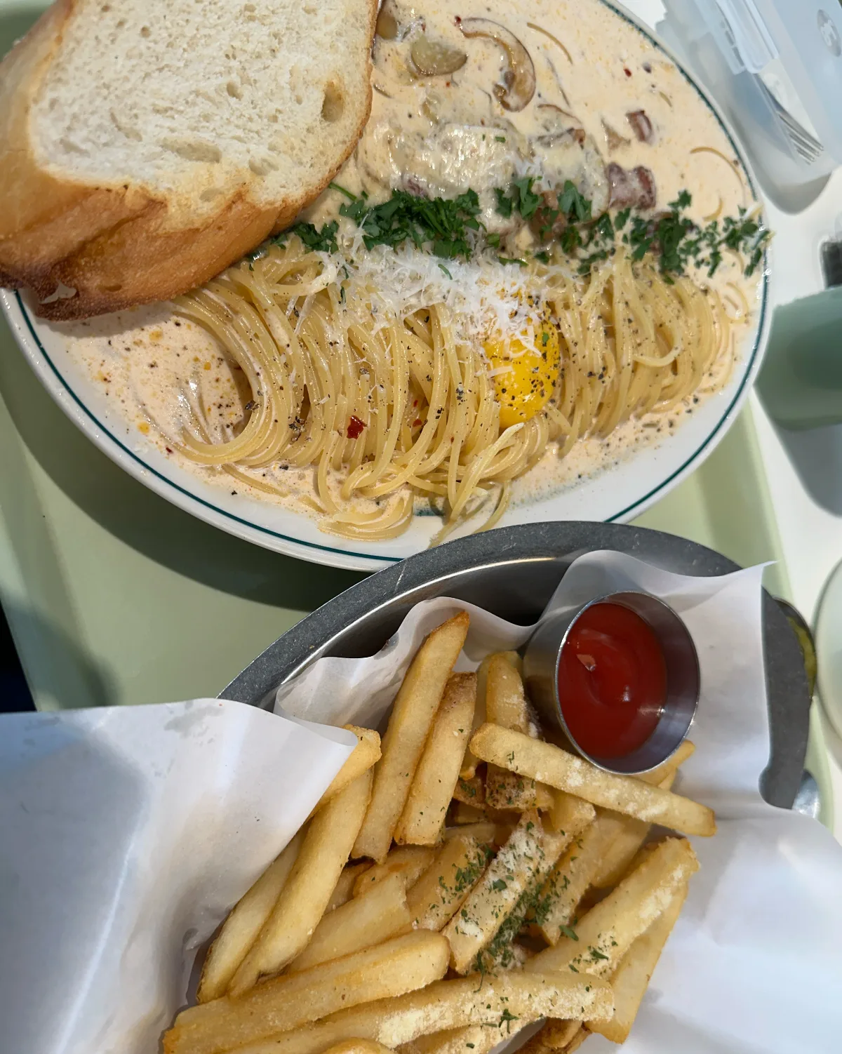 半熟卵のせクリームパスタとポテト