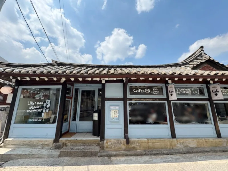 青空に瓦屋根の韓屋外観