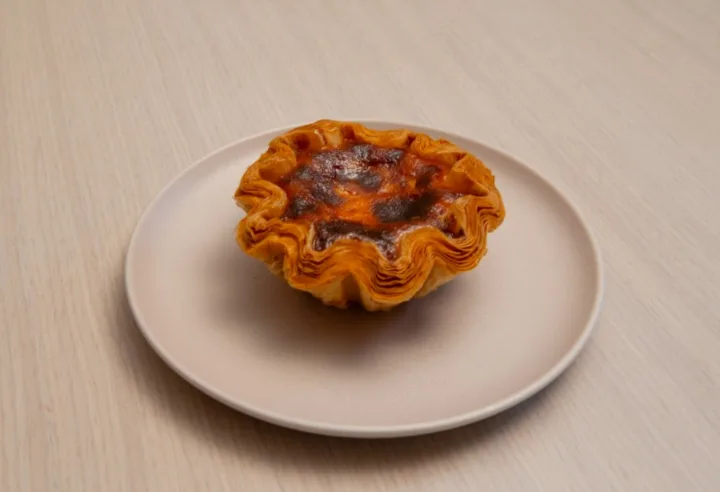 焼き色の濃いエッグタルト