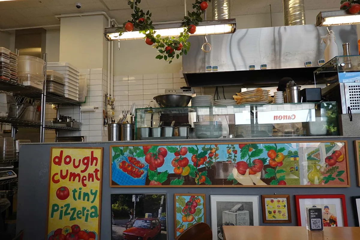 doughcument — トマトの絵が彩る店内