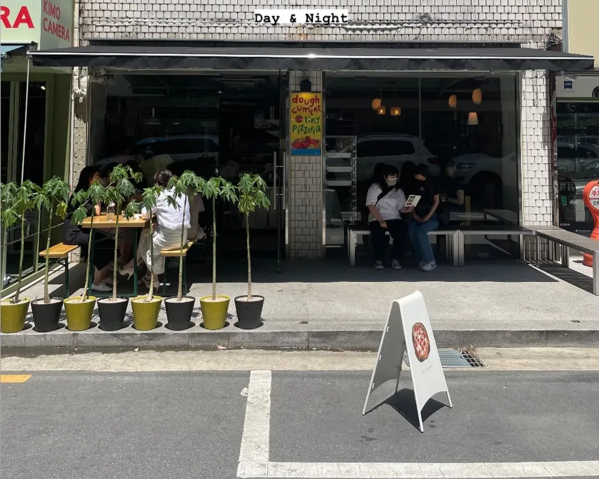 通りに面したdoughcumentの店先