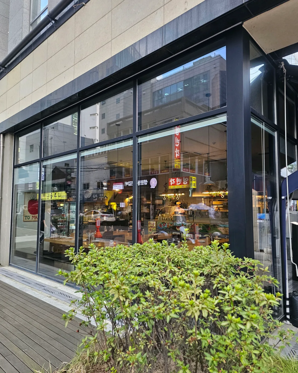 doughcument — 大きなガラス窓の路面店