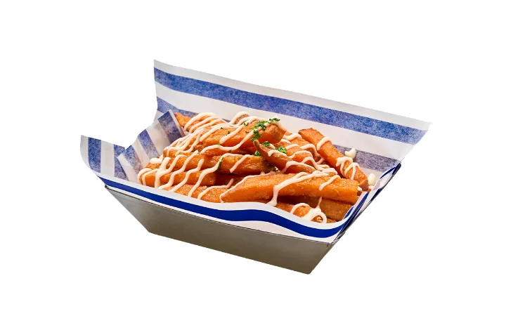 トレーに盛られたスイートポテトフライ