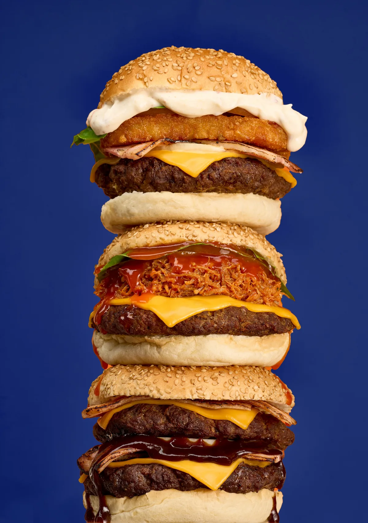 DOWNTOWNER 清潭店 — 青背景に重なる三つのバーガー