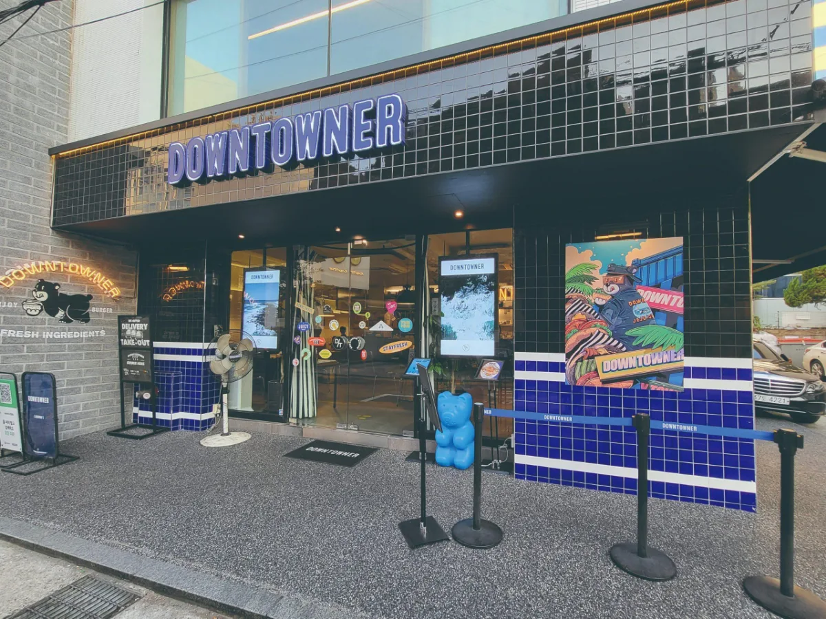 青いタイルの店舗正面