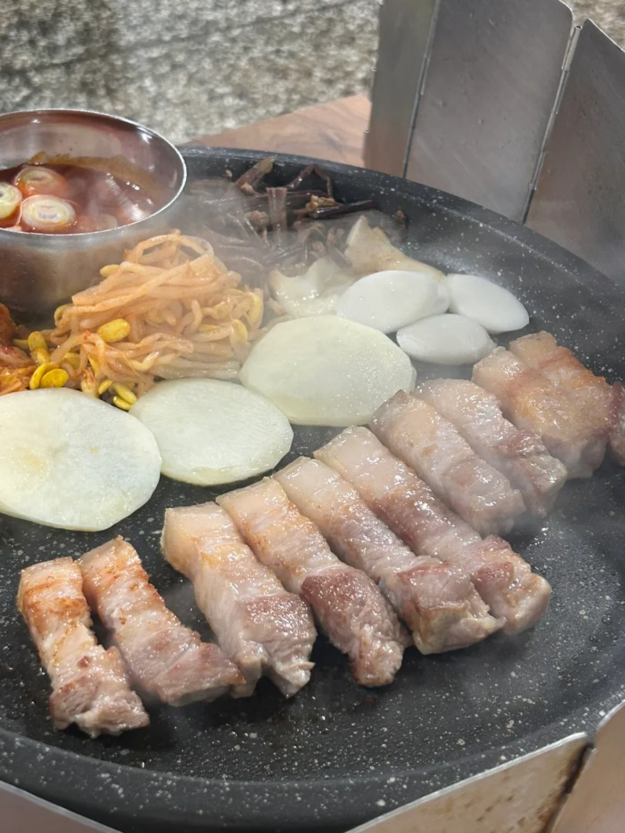 鉄板で焼く厚切りオギョプサル