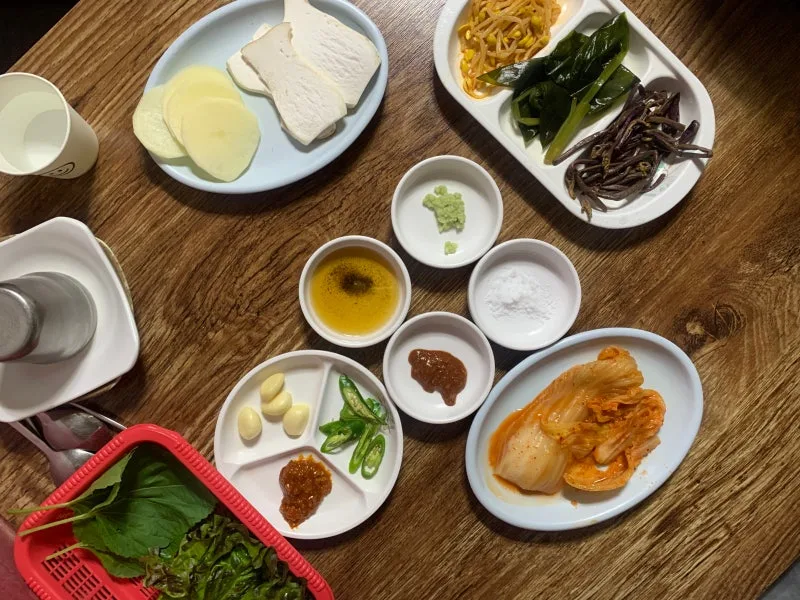 Duroomi 本店 — キムチや野菜が並ぶ食卓