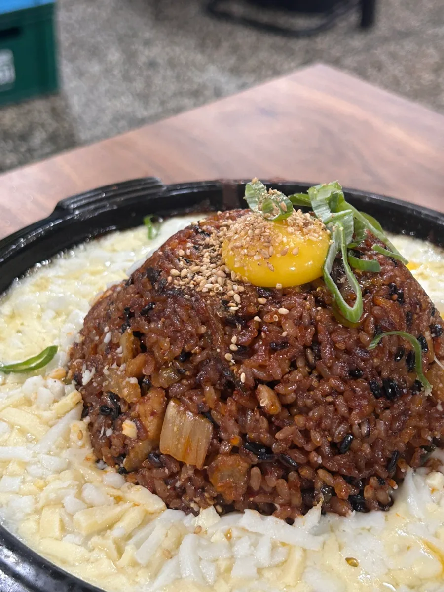 Duroomi 本店 — チーズに囲まれた山盛り炒飯