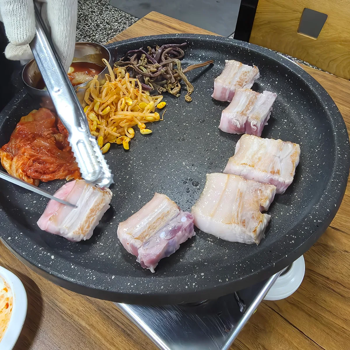 スタッフが最初の肉を切り分ける鉄板