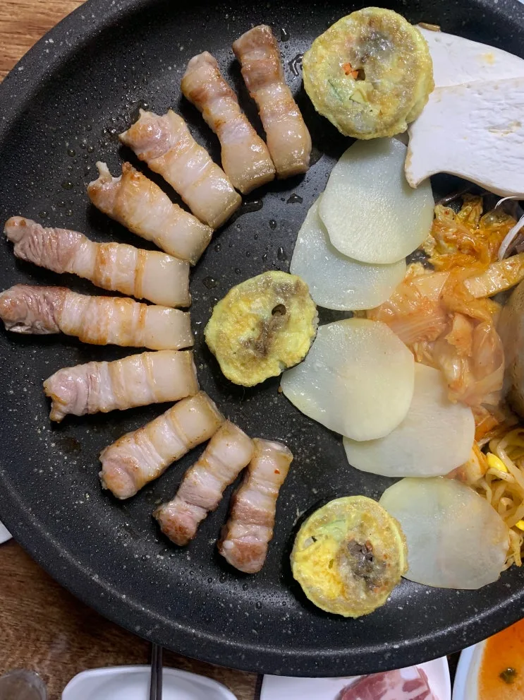 鉄板で焼く豚肉とキンパ