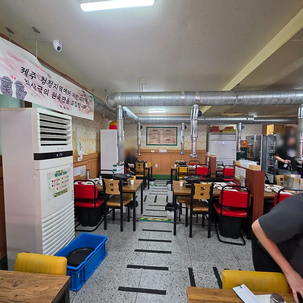 テーブルが並ぶ移転後の店内