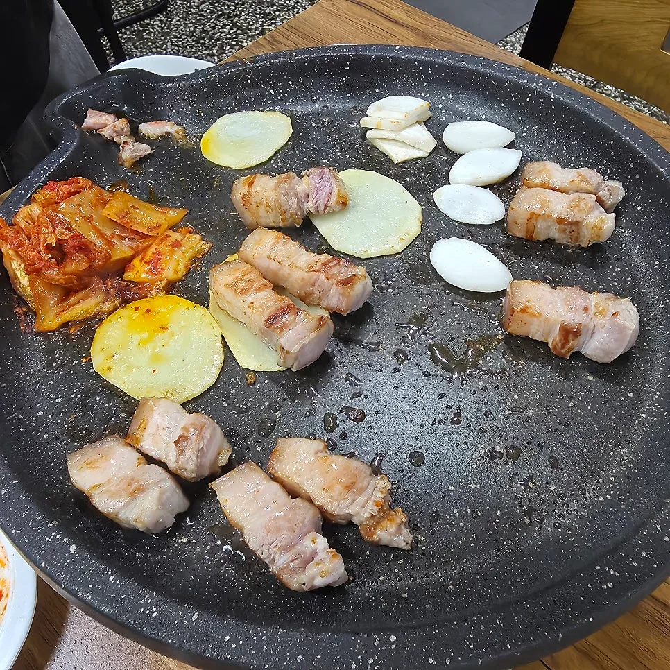 Duroomi 本店 — じゃがいもやキムチと一緒に焼くオギョプサル