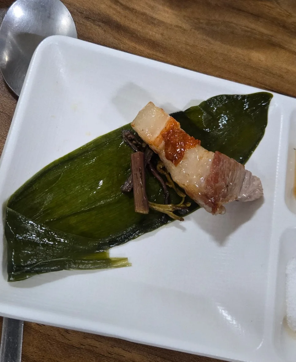 ミョンイナムルに肉と焼いたコサリをのせたひと口