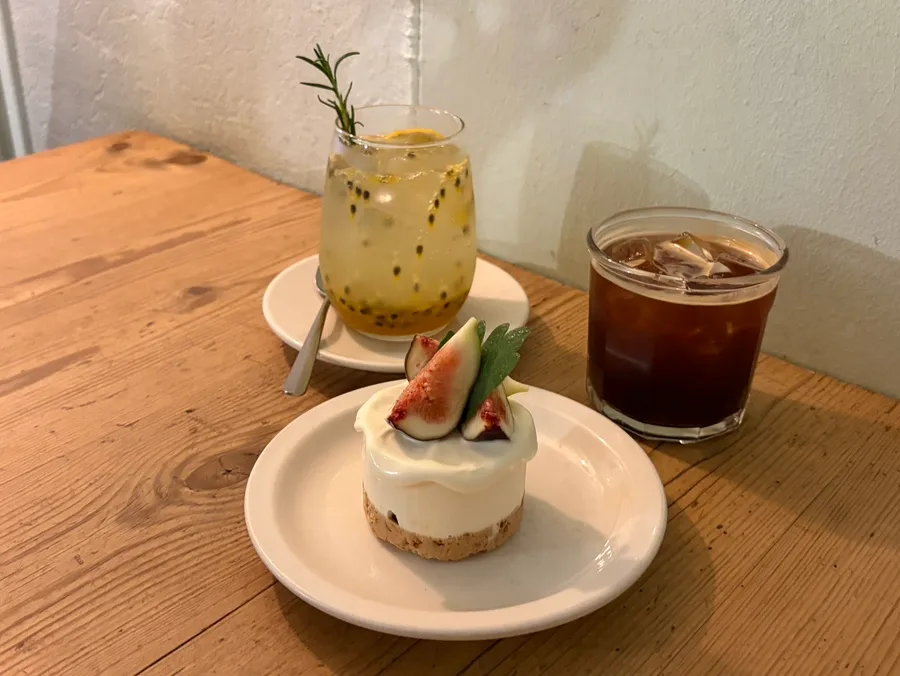 イチジクケーキと二つの飲み物