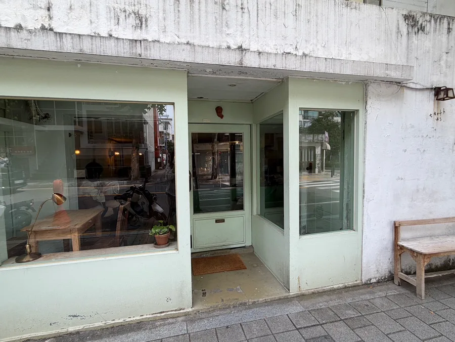 淡緑の扉と木製ベンチ