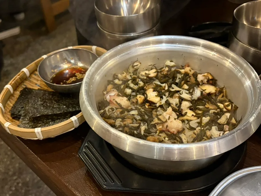 海鮮と海藻をのせた鍋炊きご飯