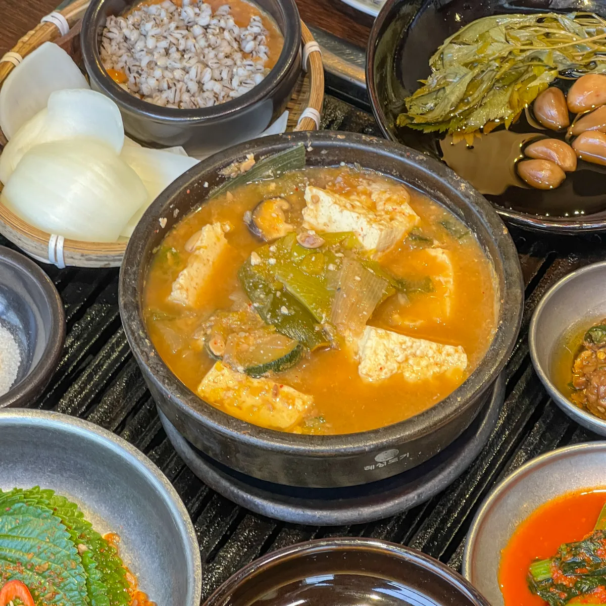 玉ねぎと麦味噌、豆腐入りのテンジャンチゲと副菜