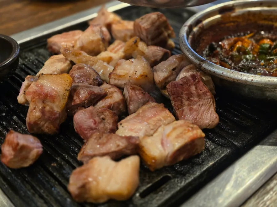 鉄板で焼いた角切りの豚肉とメルチョリム
