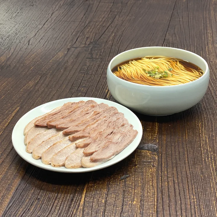 豚トロ・肩肉のゆで豚と醤油麺