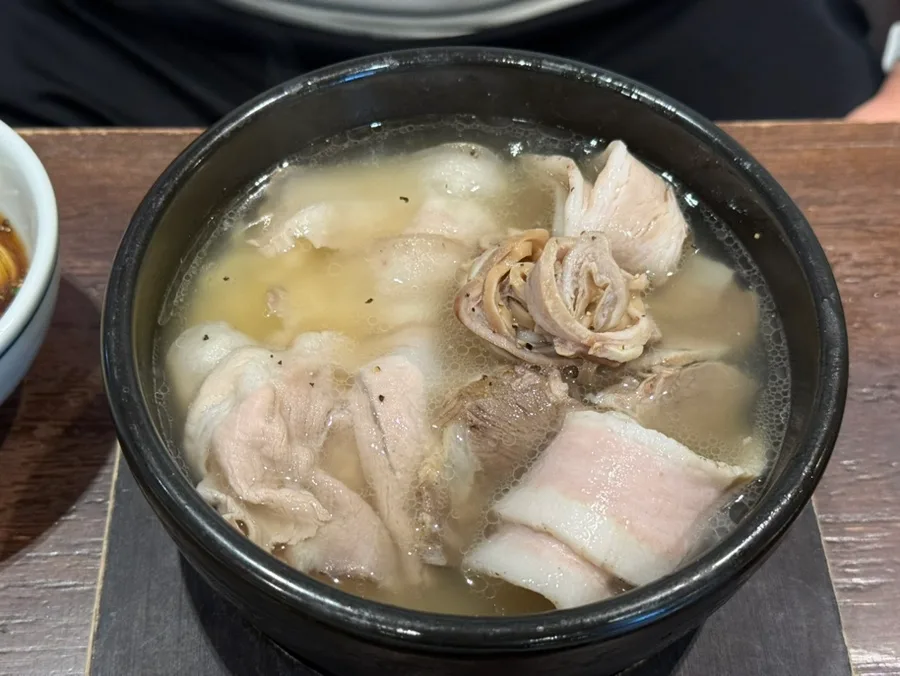 オム・ヨンベク テジクッパ 鐘閣店 — 豚肉がのった澄んだスープ